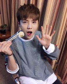 娱乐吃瓜酱刚满十八岁,十八岁青春绽放，揭秘娱乐圈新晋小花  第3张